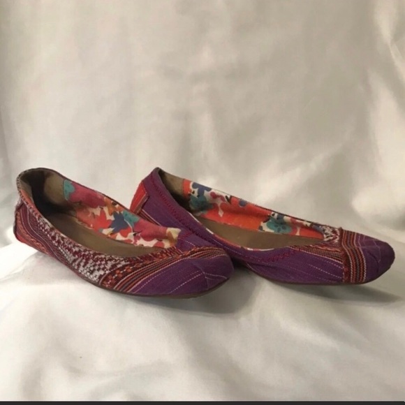 TOMS Tribal Flats Size 6
One for One - Picture 2 of 6